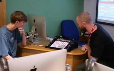 Tutor showing how to use midi controllers