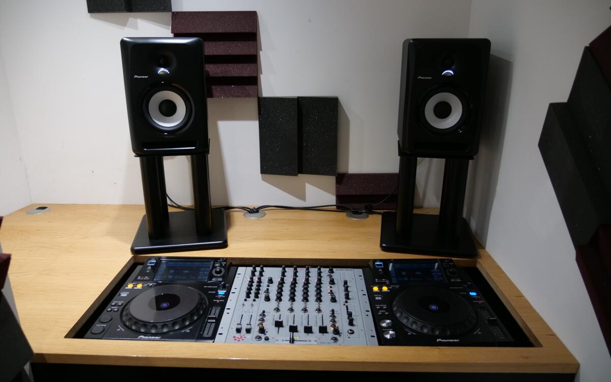 Picture of turntables and speakers