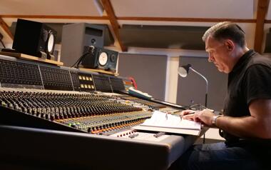 How to become a studio recording engineer