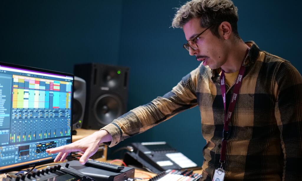 Electronic music production tutor explaing DAW